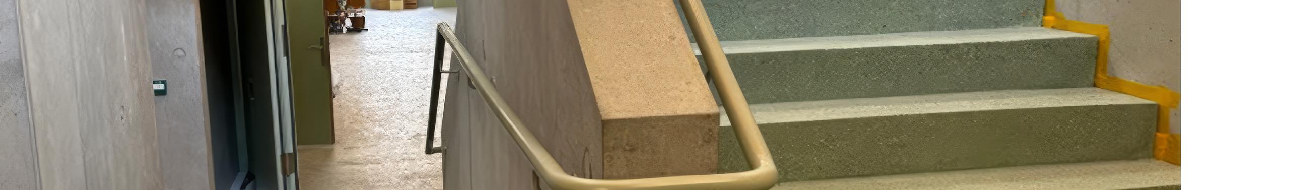 Farblich abgestimmter Handlauf für die Primarschule Leytron VS Farblich auf die Treppe abgestimmter promano Handlauf HL02 in der Primarschule Leytron VS