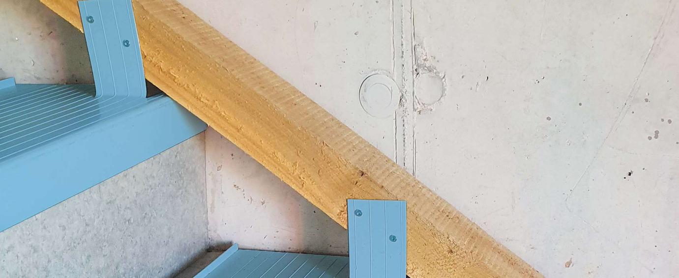 Assemblage des cornières de protection des escaliers avec un bois équarri