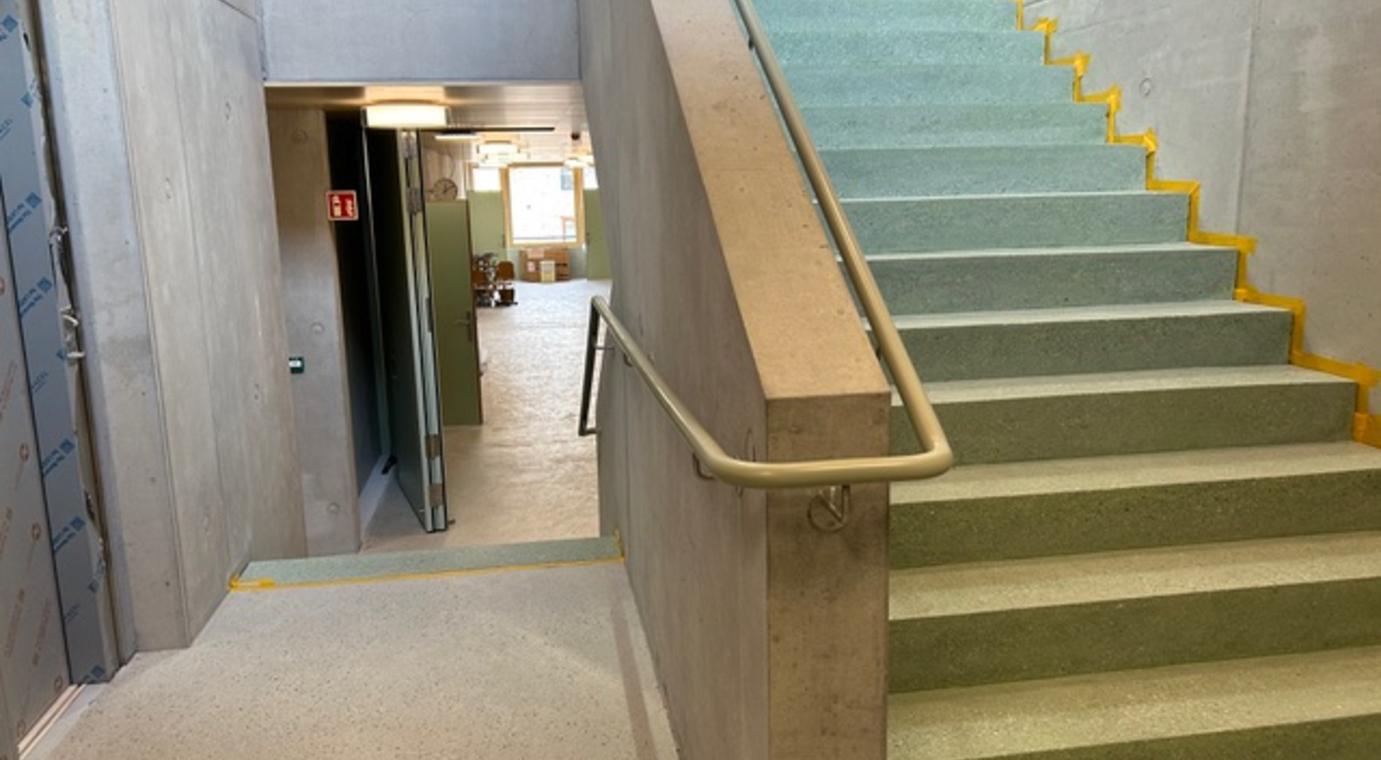 Farblich abgestimmter Handlauf für die Primarschule Leytron VS