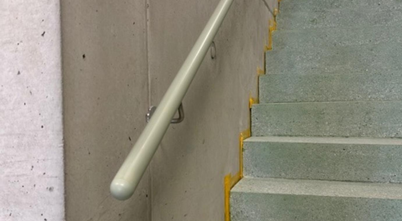 Farblich abgestimmter Handlauf für die Primarschule Leytron VS